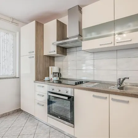 2 Bedroom Lovely In Apartament Jurandvor