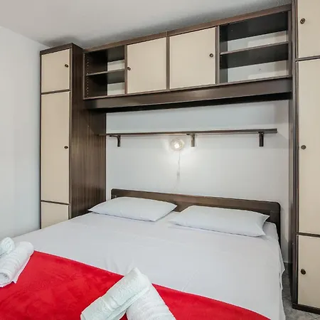 2 Bedroom Lovely Apartment In Jurandvor Jurandvor